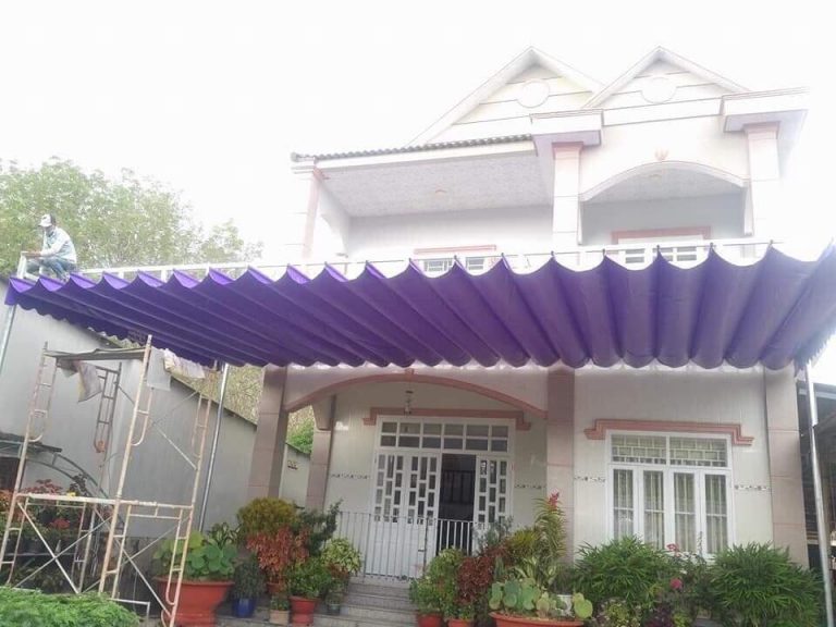 Retractable folding fabric roof for curved canopies